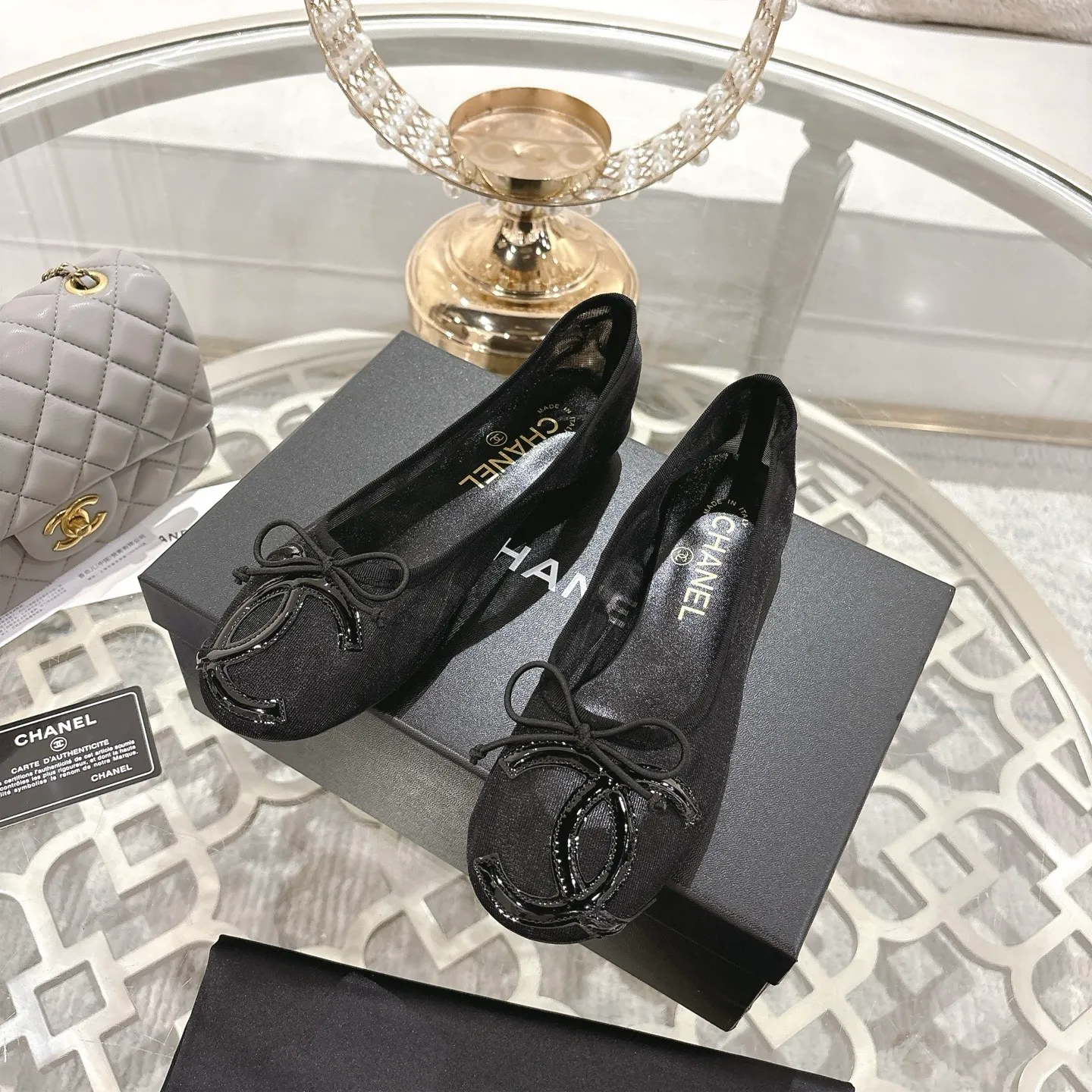 👟👟Ex-factory price 520👟👟 Mesh [purchase-level quality] CHANEL Xiaoxiang 25/A new summer bow-tie shoes 💃 This pair of "dancing shoes" is really breathtakingly beautiful! Made of cowhide fabric + exquisite electric embroidery, every detail exudes a sense of high-end ~ classic bow design, Italian genuine leather sole, comfortable and elegant on the feet, a perfect must-have for fairies!  🌟 All counters are from the same source! All materials are customized according to the original 1:1, and are developed and patterned from genuine products. The quality is absolutely assured ~ a classic that must be bought every year, a versatile artifact that looks great whether paired with skirts or jeans!  💖 The perfect finishing touch for summer outfits, sisters, just do it! 👉 Fabric: Imported sheepskin Lining: Imported sheepskin Outsole: Private molded outsole Size: 35-40